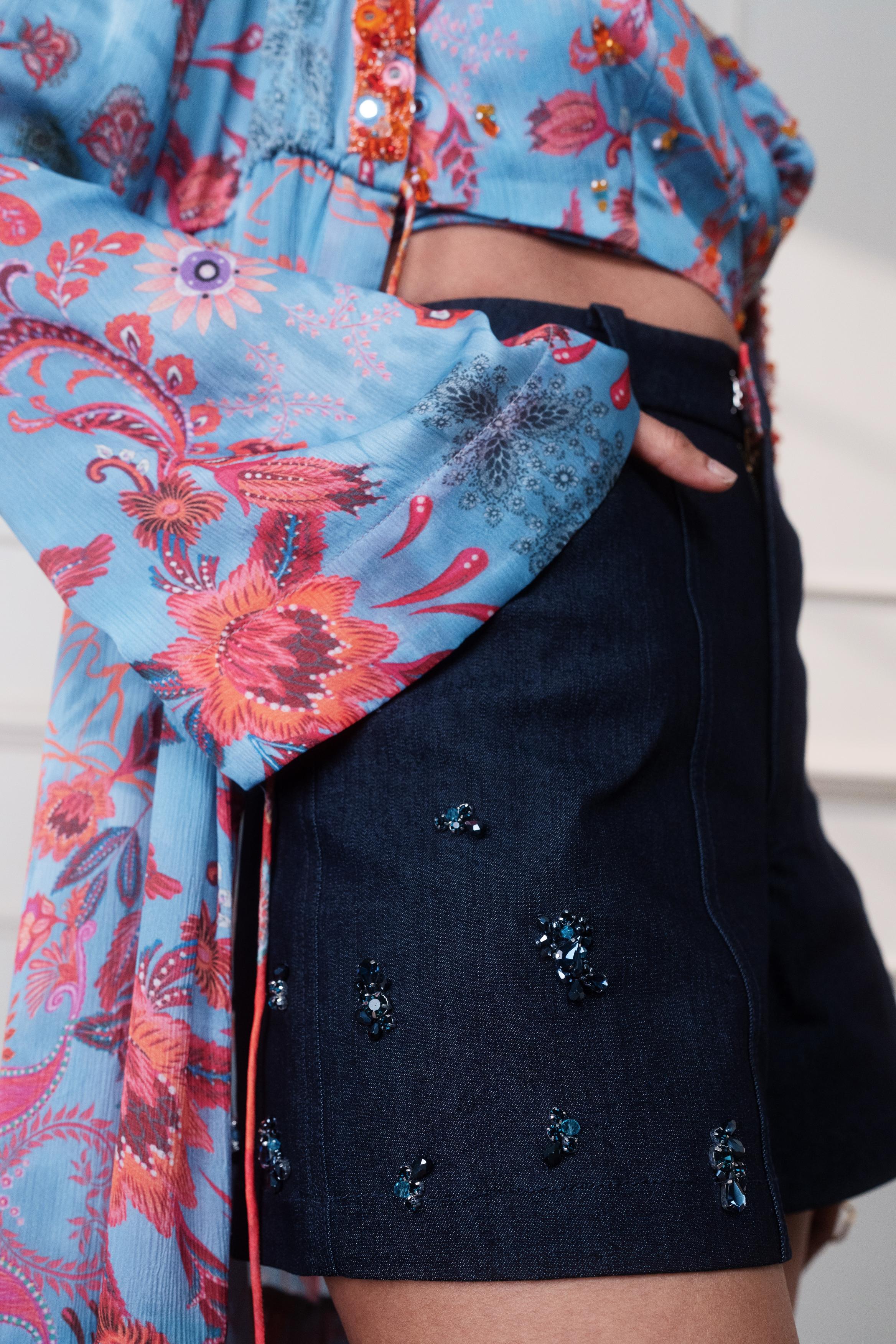 ICY BLOOM WRAP TOP