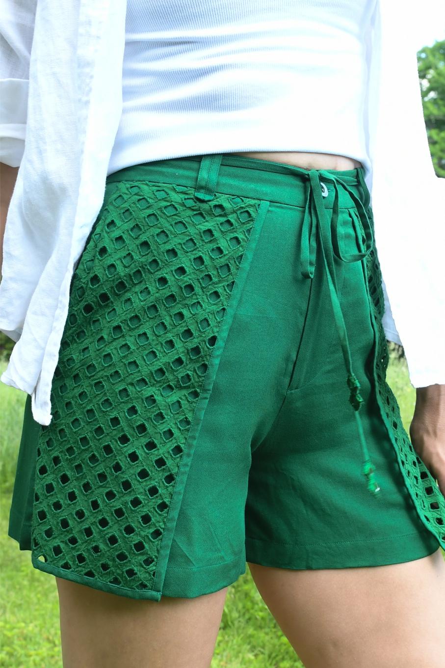 CAFE GREEN HALF APRON SHORTS